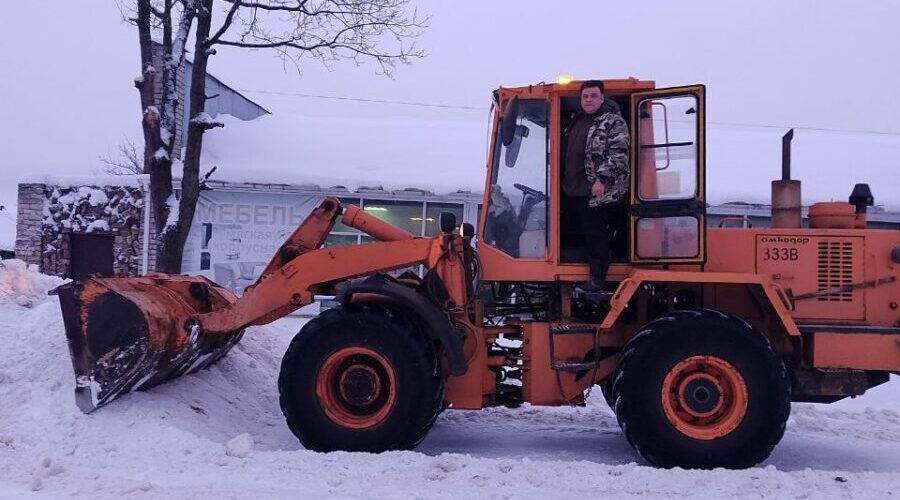 Общими усилия с последствиями снегопадов справляются в Климовском районе
