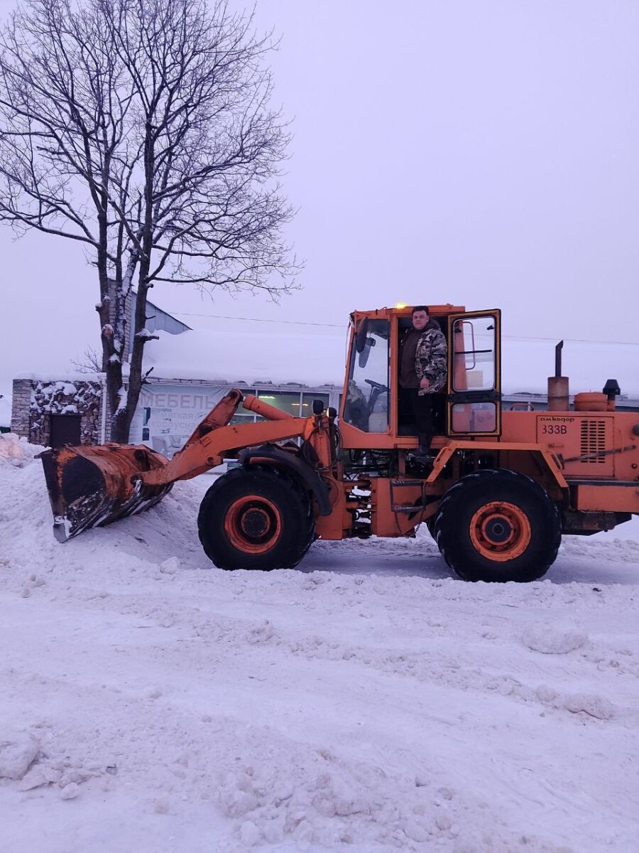 Общими усилия с последствиями снегопадов справляются в Климовском районе