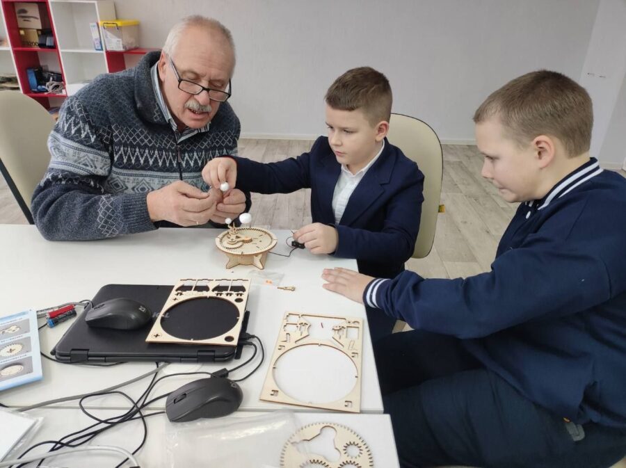 Юные инженеры из Климовской школы № 3 «запустили планеты»