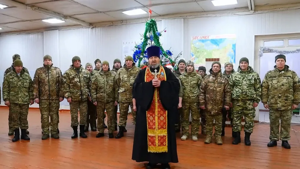 Священник бригады «БАРС-Брянск» поздравил бойцов и командование с Новым годом