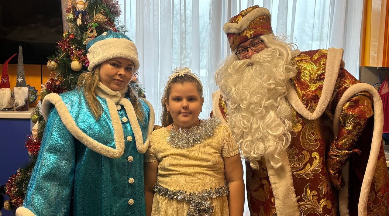 Дед Мороз исполняет желания детей.