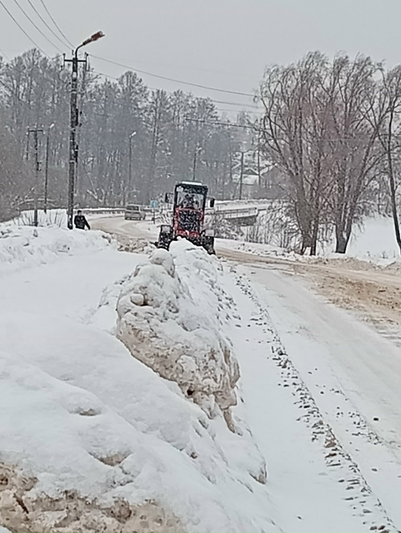 В Климовском районе продолжается работа по уборке и чистке снега