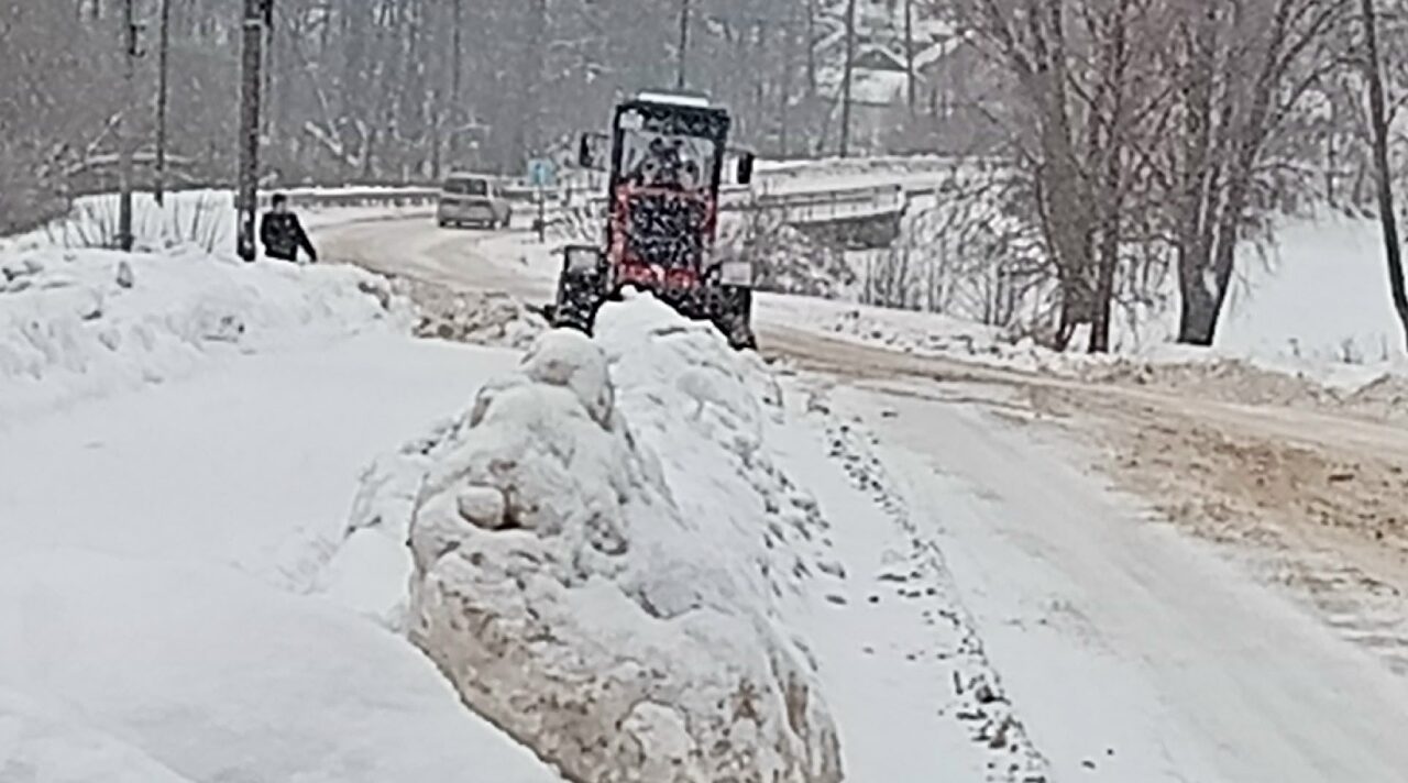 В Климовском районе продолжается работа по уборке и чистке снега