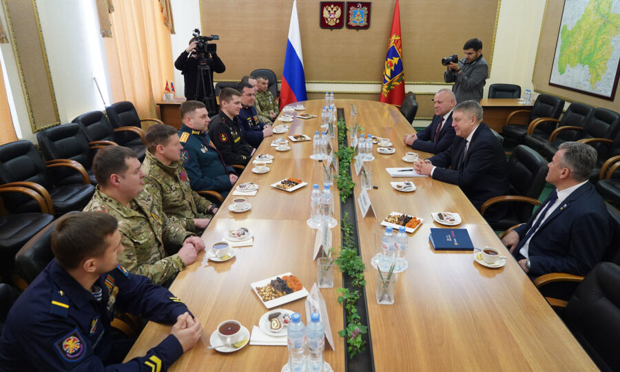 Губернатор Александр Богомаз провел встречу с участниками программы «Брянские герои»