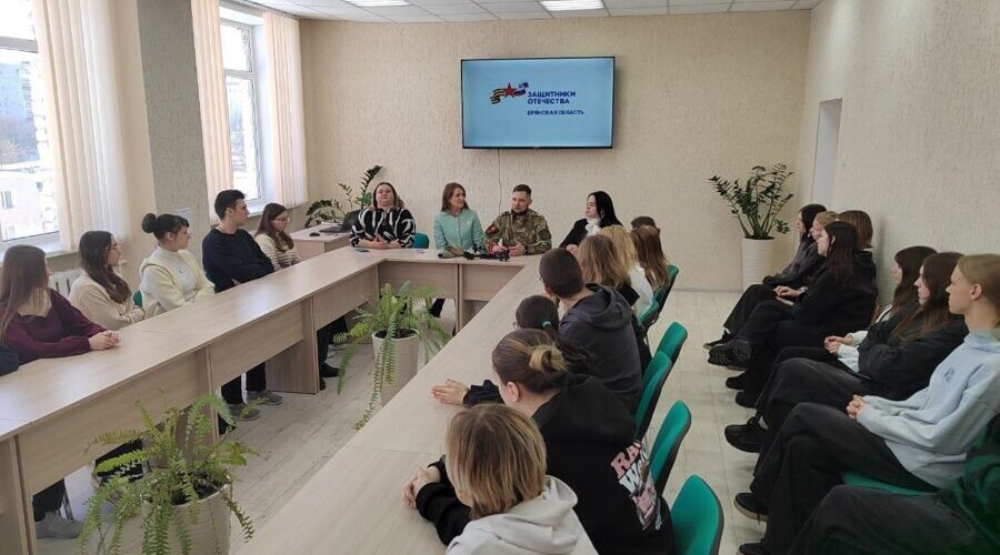 Ветеран СВО встретился со студентами Брянского техникума питания и торговли