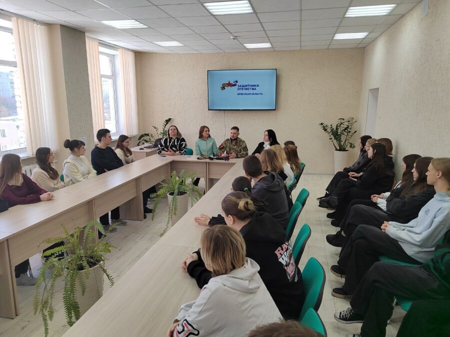 Ветеран СВО встретился со студентами Брянского техникума питания и торговли