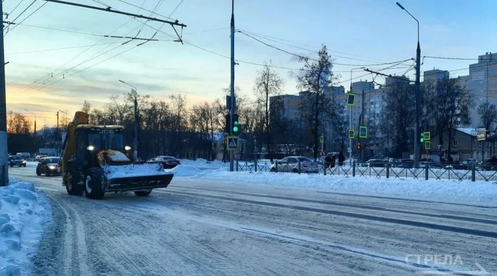 Ночью в Брянске продолжат уборку снега 22 КДМ и 4 погрузчика