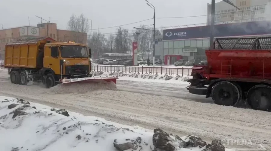 В Брянске рабочие коммунальных служб и дорожники устраняют последствия сильного снегопада