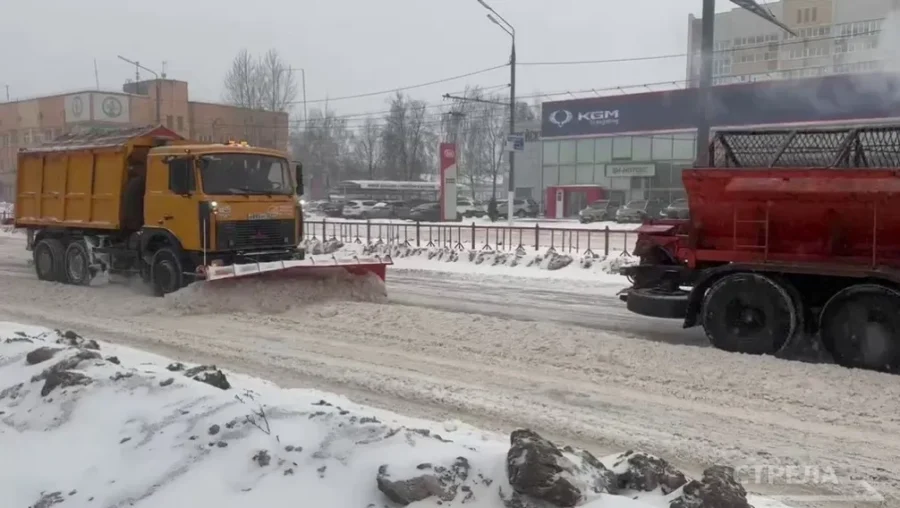 В Брянске рабочие коммунальных служб и дорожники устраняют последствия сильного снегопада