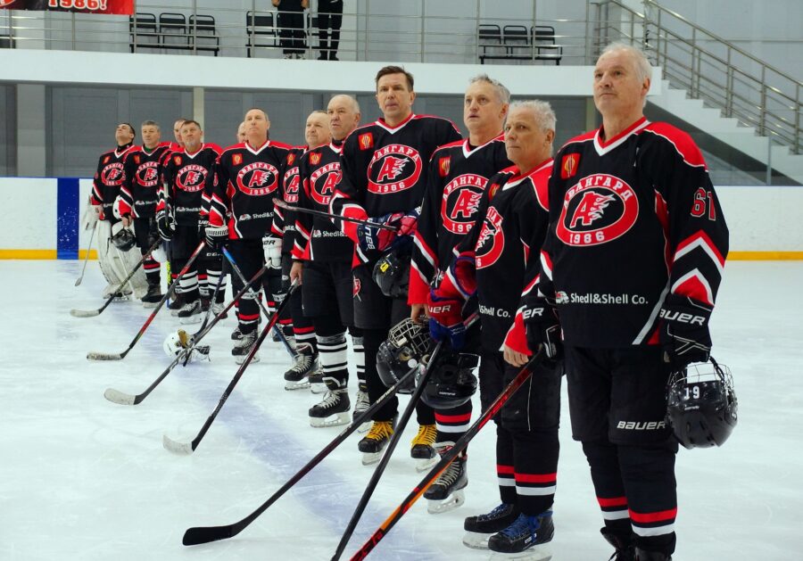 Ветераны хоккея на климовском льду выявили сильнейшую команду