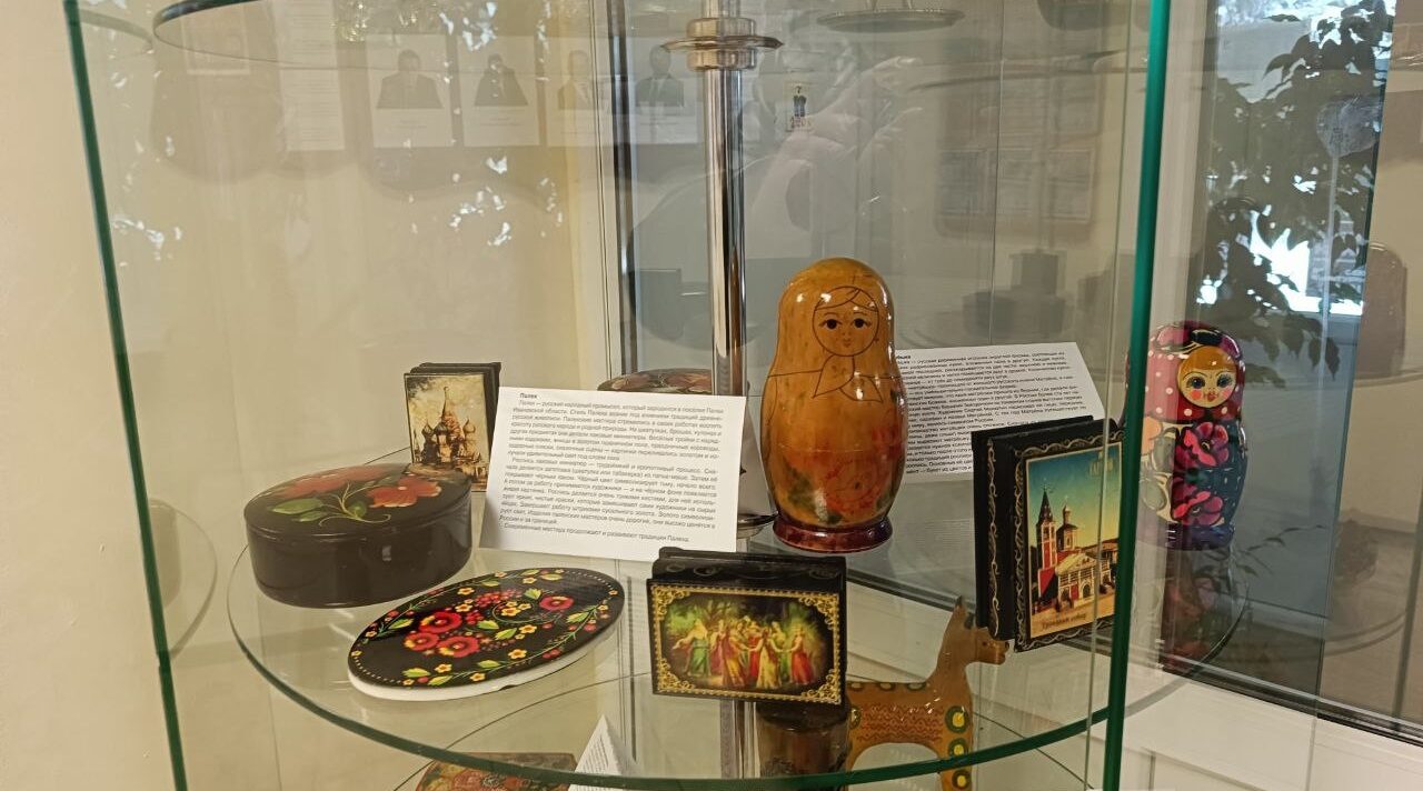 В Суземском районе открылась выставка «Народные промыслы России»