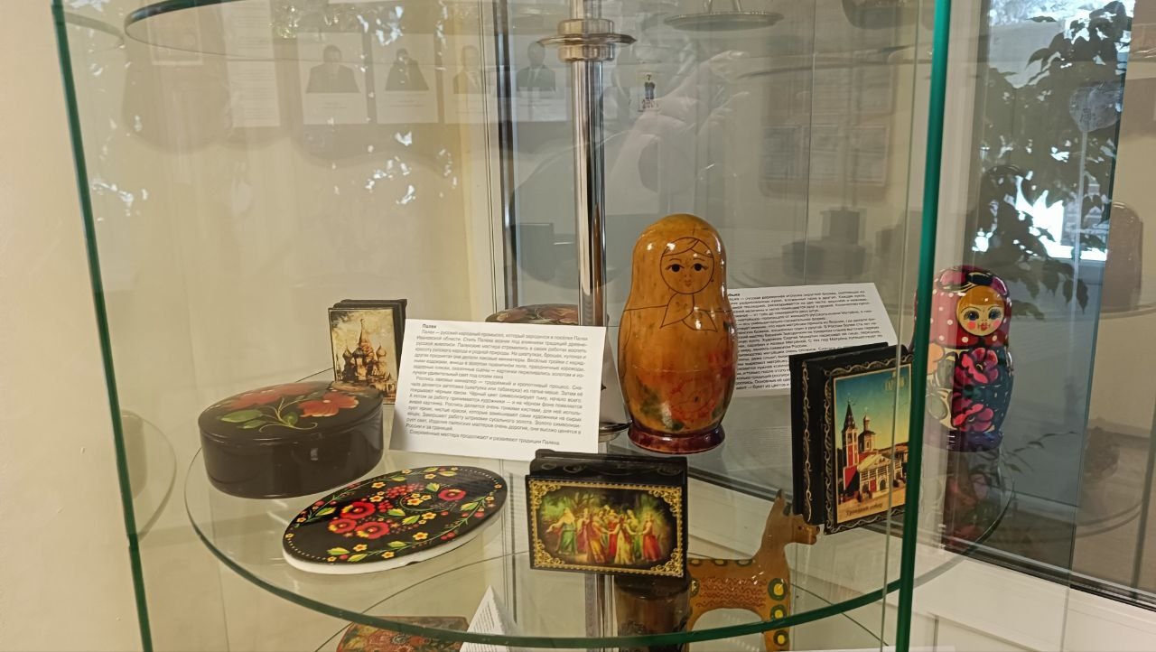 В Суземском районе открылась выставка «Народные промыслы России»