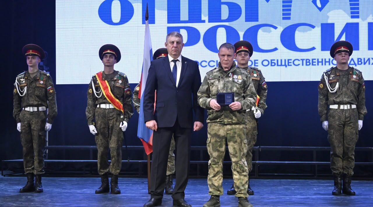 Александр Богомаз вручил награды «Отец солдата»