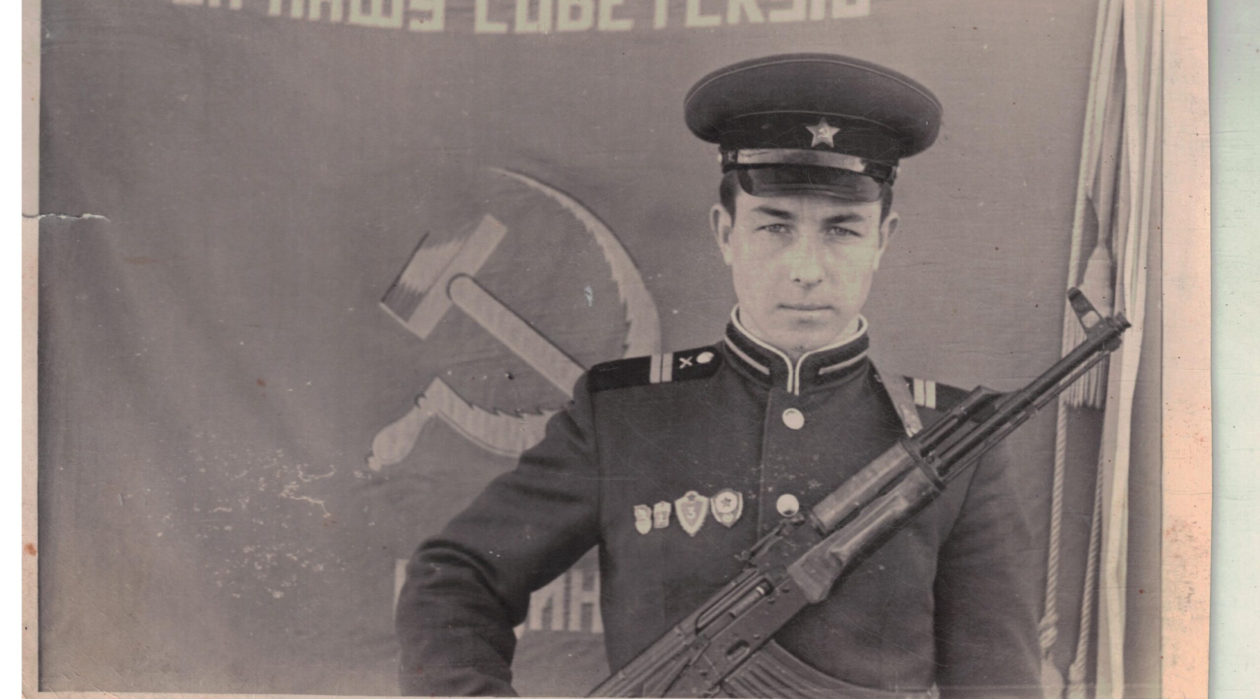 Петр Ноздрин награжден фотокарточкой при развернутом Знамени