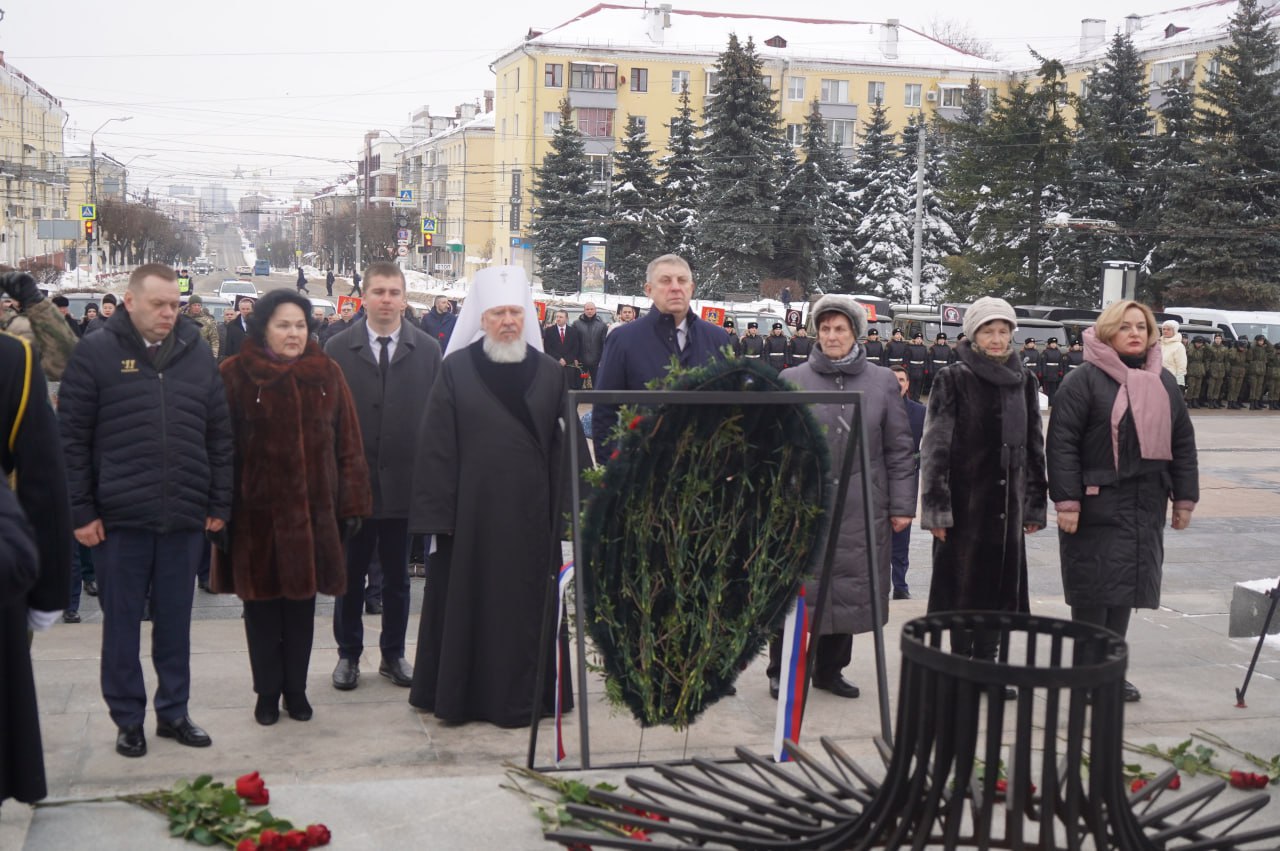 В Брянске на площади Партизан возложили цветы