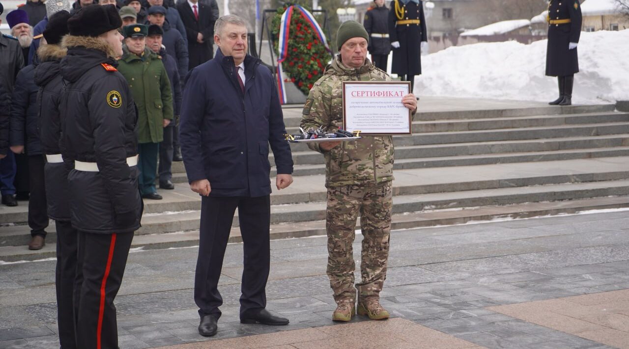 В День защитника Отечества торжественно вручили ключи от новой автомобильной техники бойцам