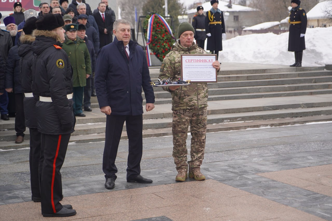 В День защитника Отечества торжественно вручили ключи от новой автомобильной техники бойцам