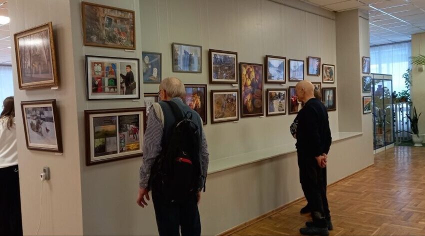 В Музее дятьковского хрусталя открылась выставка «Виражи творчества»