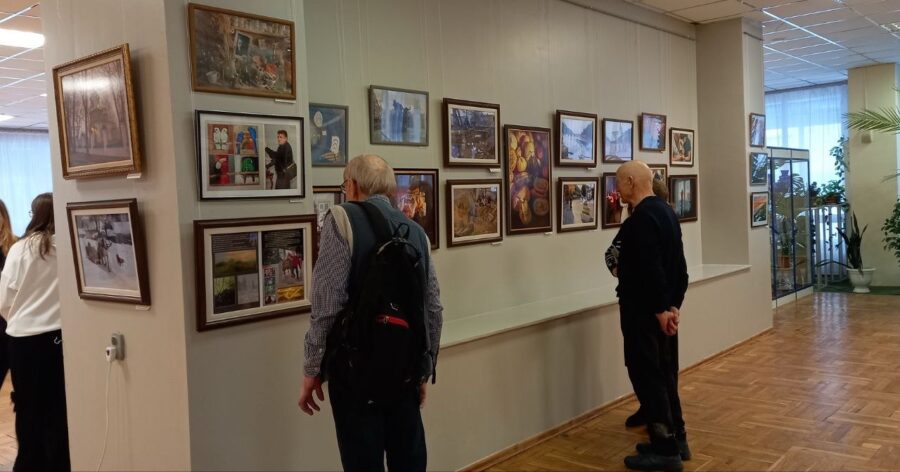 В Музее дятьковского хрусталя открылась выставка «Виражи творчества»