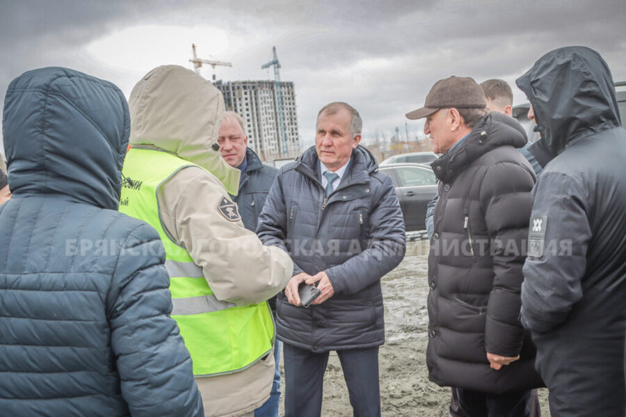 Александр Макаров контролирует строительство нового детского сада