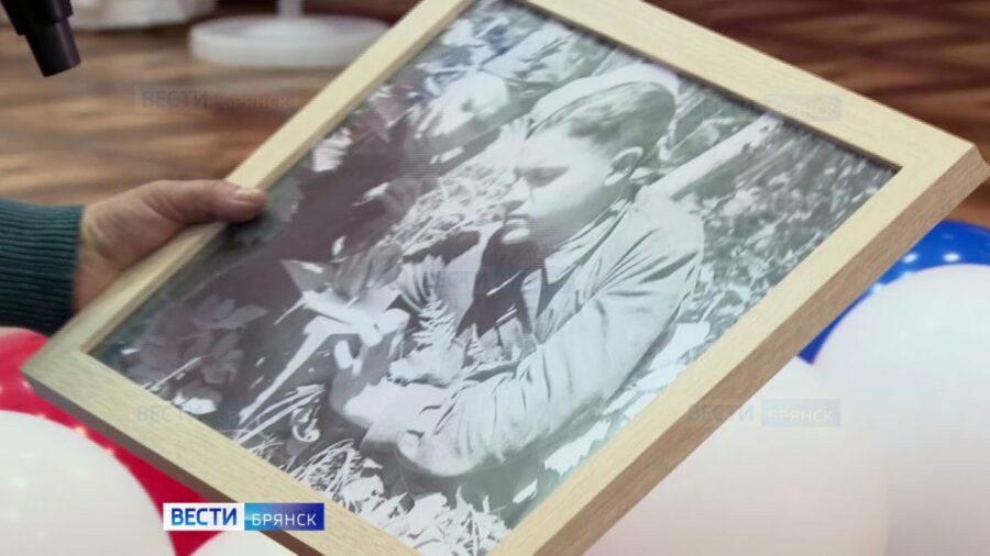 Московские школьники подарили жительнице Брянской области портрет родственника-фронтовика