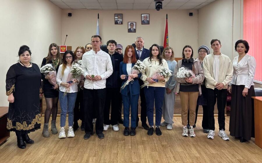 В Стародубе ключи от новых квартир торжественно вручили детям-сиротам