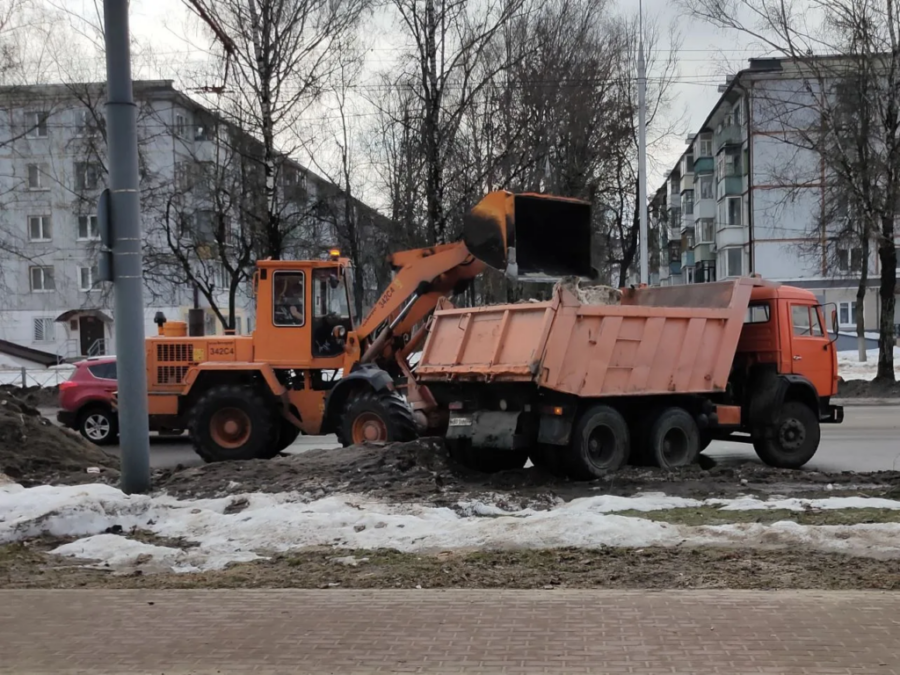 Брянские дорожники убирают следы зимы