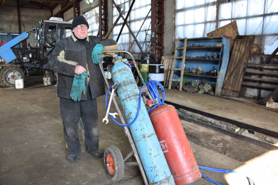 Климовские аграрии продолжают готовить технику к посевной
