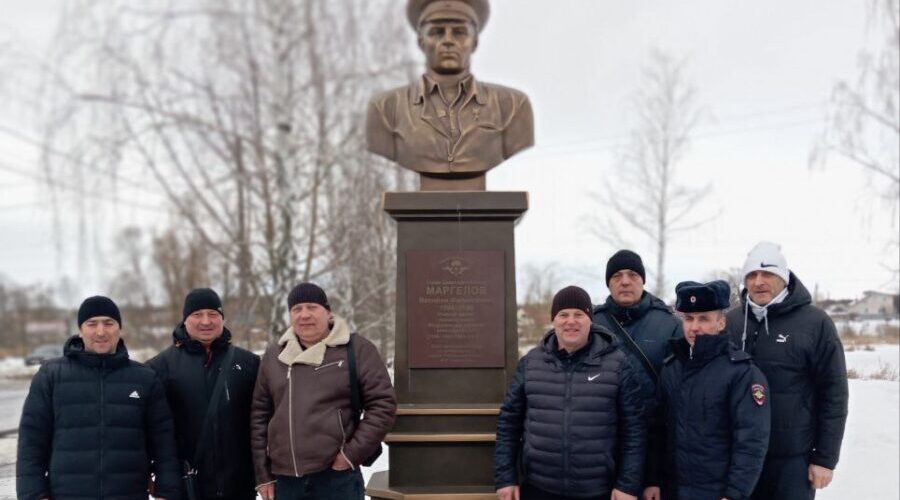 Десантное братство Климовского района возложило цветы к бюсту Маргелова