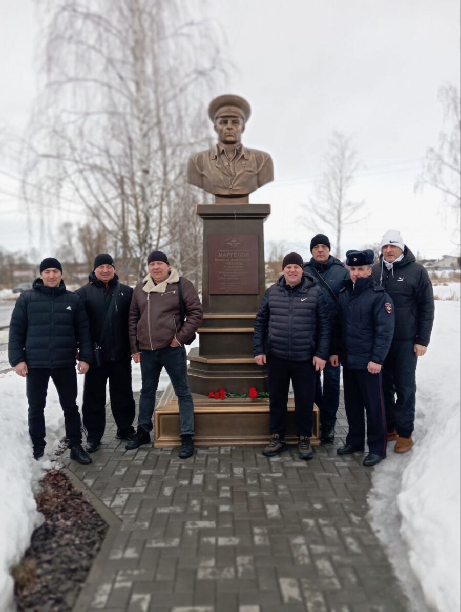 Десантное братство Климовского района возложило цветы к бюсту Маргелова