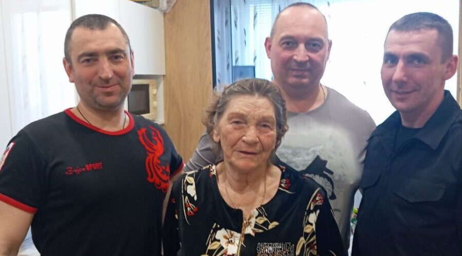 Представители Десантного братства Климовского района побывали  в гостях у Нины Григорьевны Стромовой