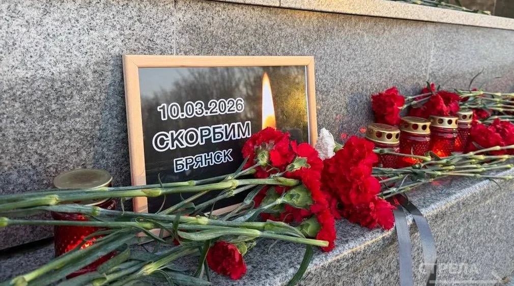 В память о погибших из-за теракта ВСУ жители Брянска несут цветы