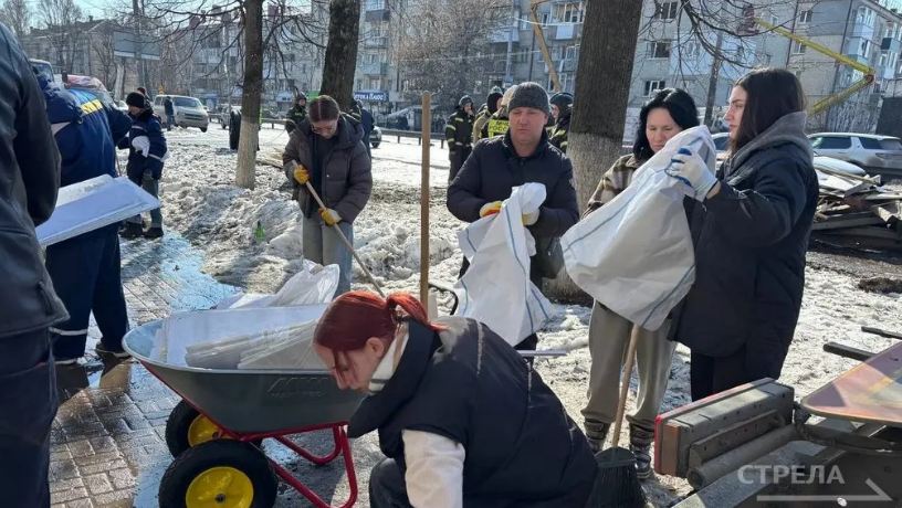 В Брянске волонтеры продолжают помогать в уборке пострадавших от удара ВСУ квартир