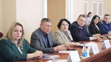 Комитет обсудил меры социальной поддержки семьям с детьми