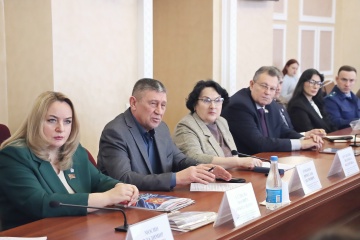 Комитет обсудил меры социальной поддержки семьям с детьми