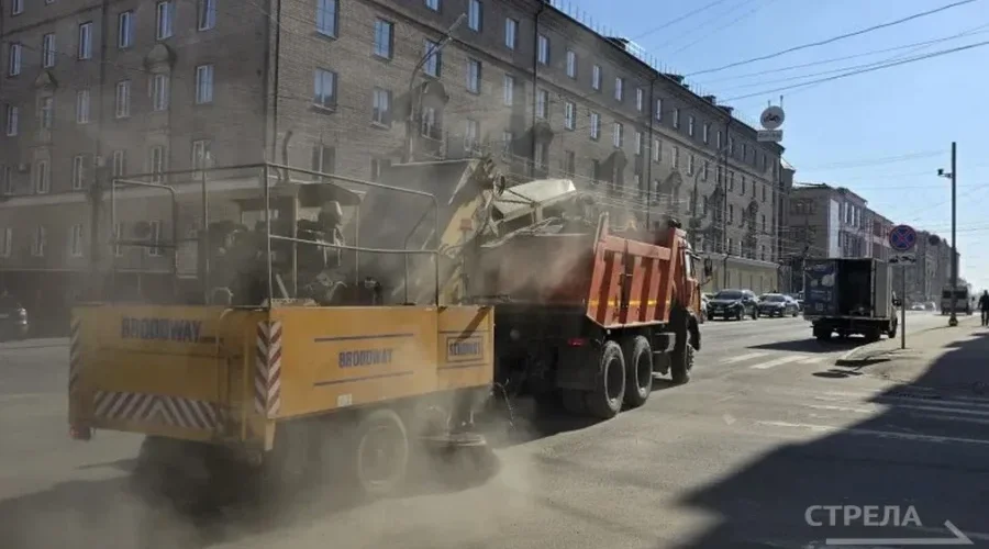 В Брянске продолжается весенняя уборка территории