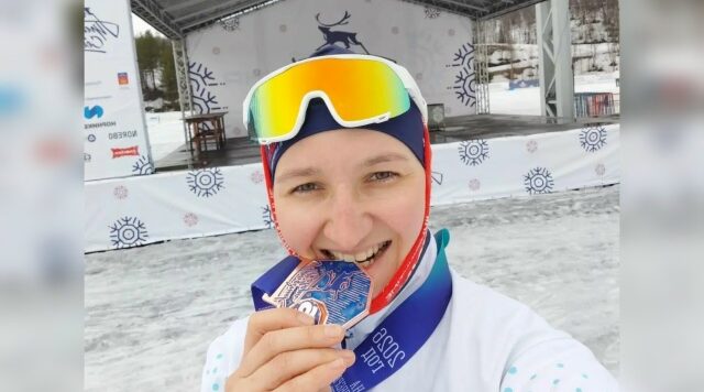 Брянская лыжница Наталья Есипова завоевала бронзу соревнований в Мурманске