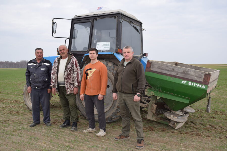 В хозяйствах Климовского района приступили к подкормке пшеницы