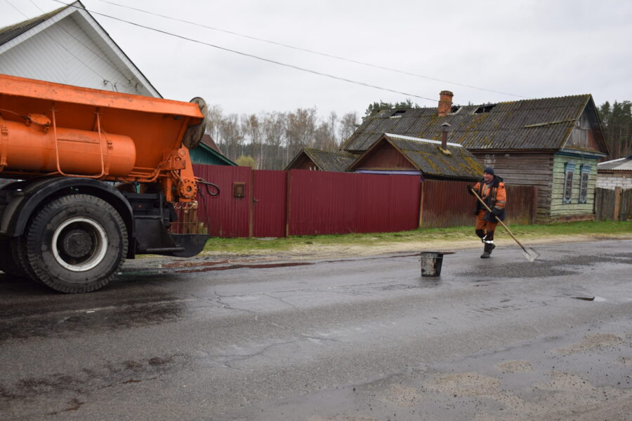 В Климовском районе ведётся ямочный ремонт дорог