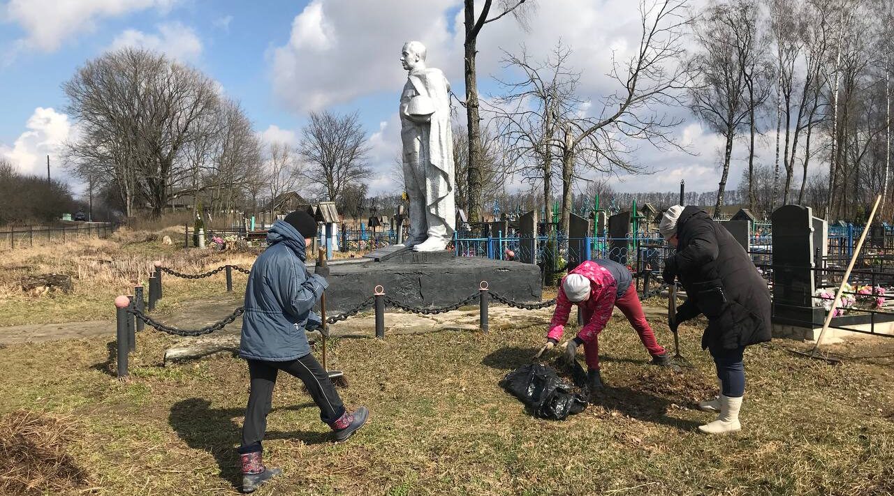В селе Лакомая Буда местные жител убрали территорию у памятника Воину-освободителю