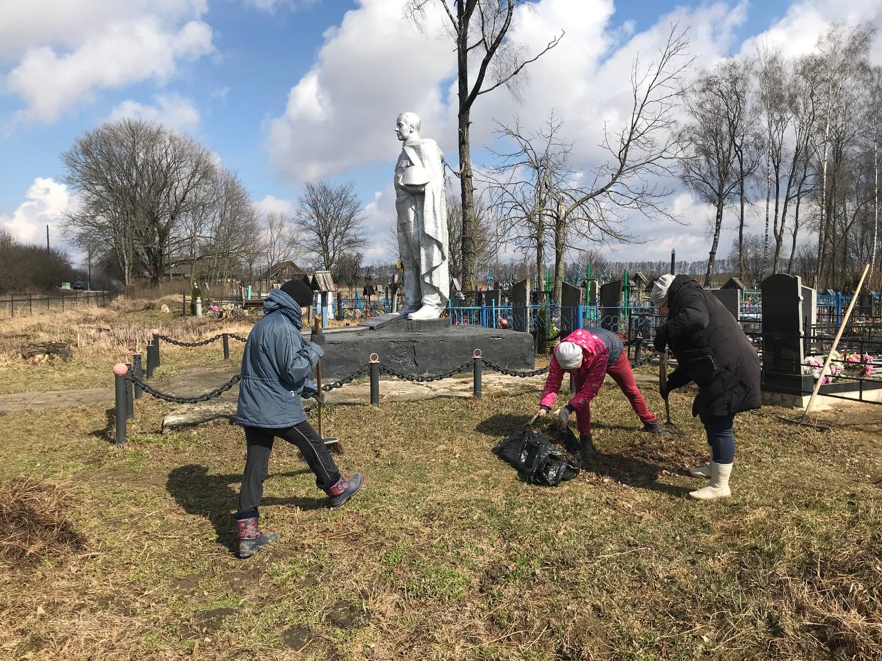 В селе Лакомая Буда местные жител убрали территорию у памятника Воину-освободителю
