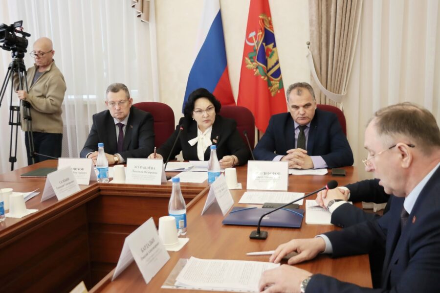 На заседании Брянской облдумы обсудили организацию летней оздоровительной кампании 2026 года