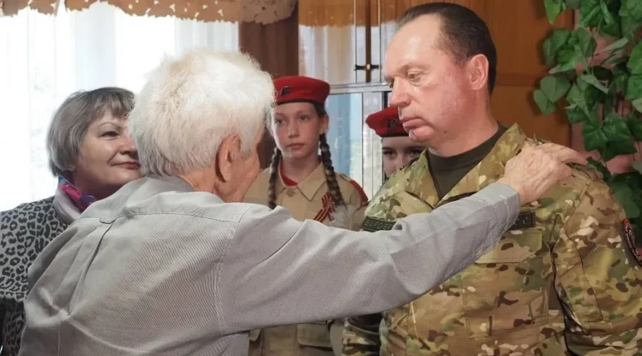 Командир отряда «БАРС-Брянск» Сергей Антошин поздравил ветеранов с праздником