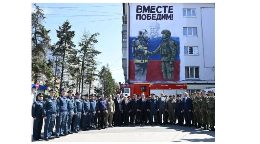 В Брянске на площади Партизан открыли мурал «Вместе победим!»