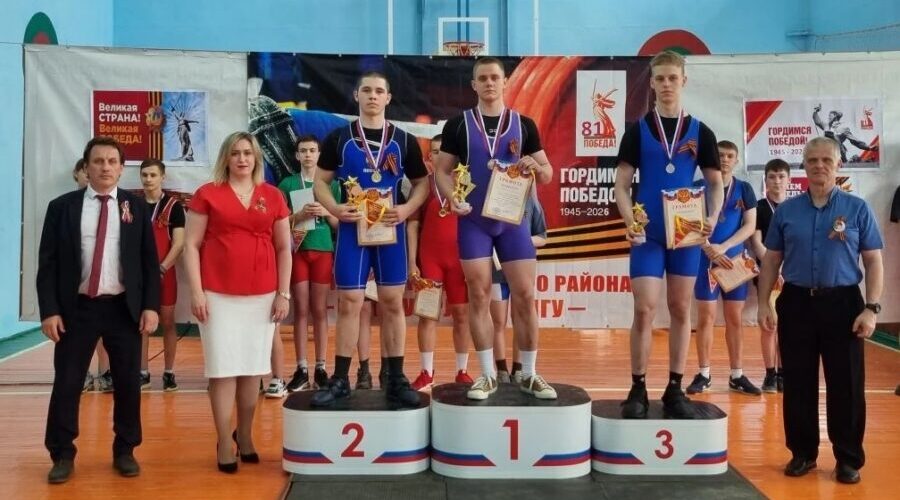 На помост климовчане-спортсмены вышли в память о героях