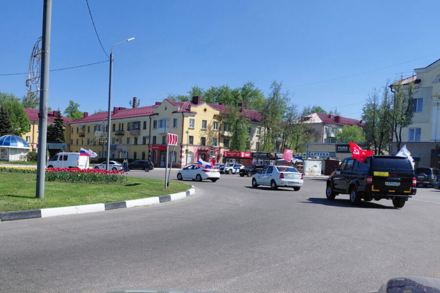 В Фокинском районе Брянска накануне Дня Победы прошли митинг и автопробег