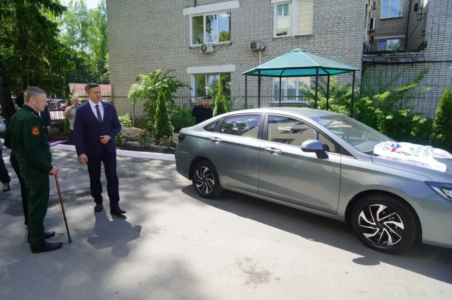 Вручить ключи от спецавтомобиля младшему лейтенанту