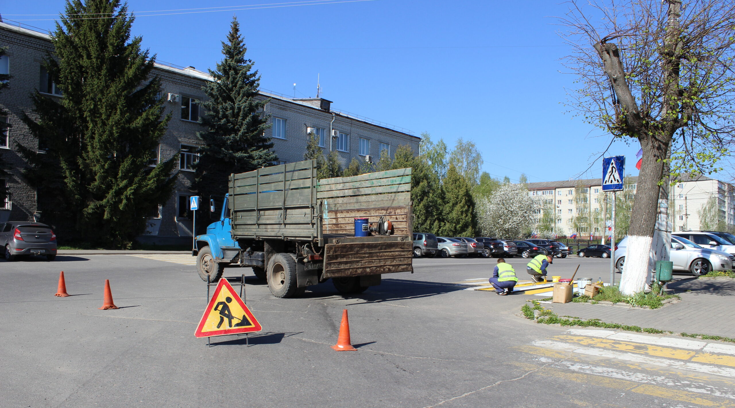 Коммунальные службы Климово обновляют «зебру»