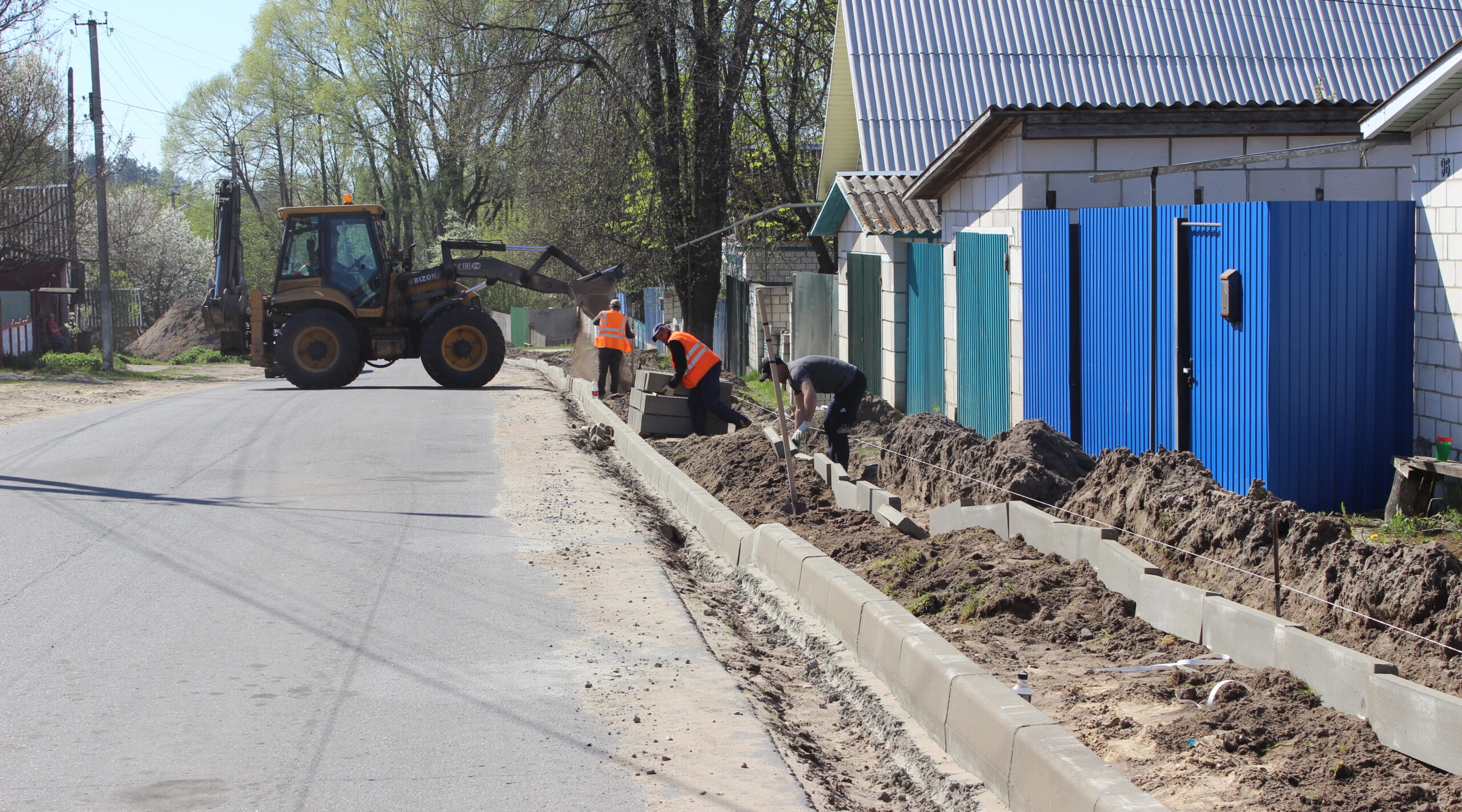 В Климово благоустраивают тротуары