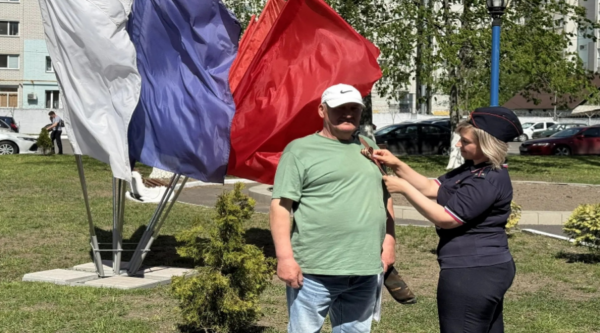 Брянские владельцы оружия получили георгиевские ленточки от росгвардейцев